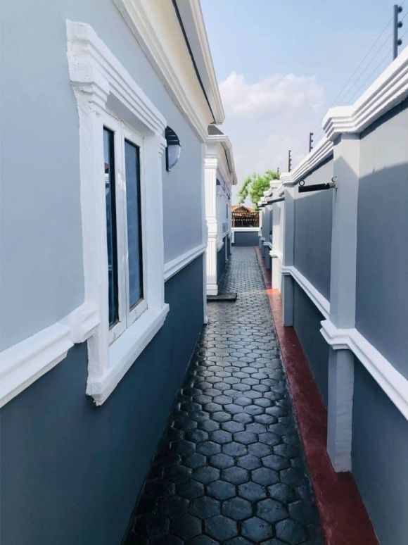 Side passage and boundary finish, Benin City