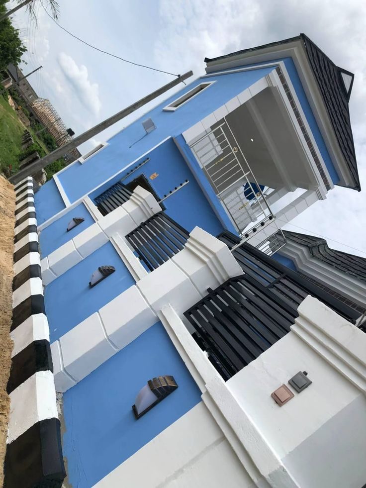 Blue and white exterior scheme, Benin City